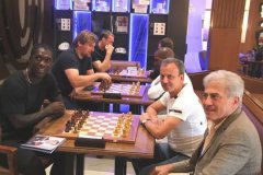  奥赛休息日 首届国际象棋洲际杯足球赛精彩纷呈