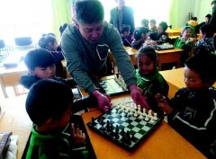 300多学生每周都上国际象棋课